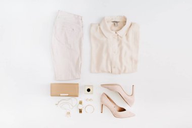 Kadınlar modern moda kıyafetler ve aksesuarlar