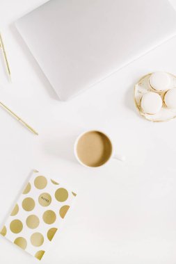 Modern ev ofis büro dizüstü, kupa kahve macaroons, kalem ile