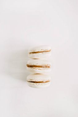 Beyaz üzerine üç pastel bej bademli kurabiye