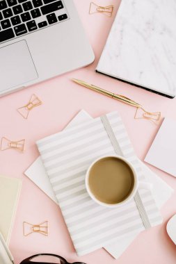 dizüstü bilgisayar ve Kırtasiye ile modern kadınsı çalışma alanı