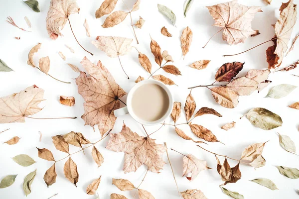 Café con leche y hojas secas de otoño — Foto de Stock