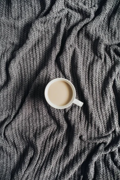 Sıcak terry ekose üzerinde sütlü kahve