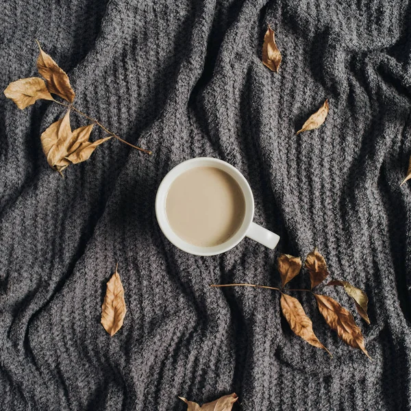 Sıcak terry ekose üzerinde sütlü kahve