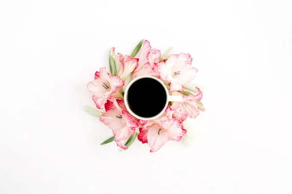 Bella cornice di fiori rosa gladiolo e tazza di caffè — Foto Stock