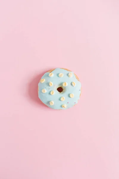 Donut azul sobre fondo rosa — Foto de Stock