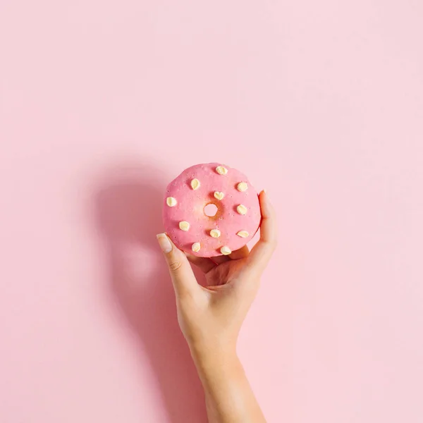 Donut de mano femenina — Foto de Stock