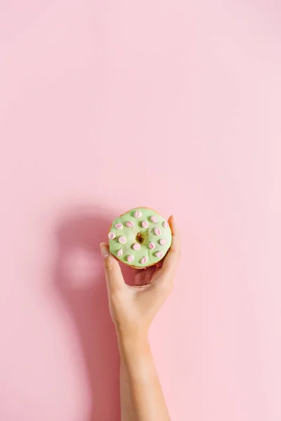 Donut de mano femenina — Foto de Stock