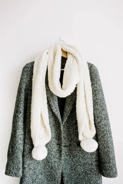Жіноче тепле пальто і шарф на вішалці — стокове фото