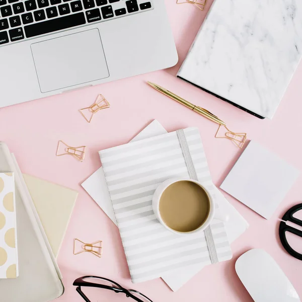 Espacio de trabajo moderno con portátil — Foto de Stock