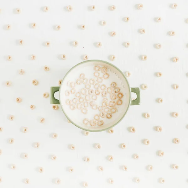 Cereales con leche sobre fondo blanco — Foto de Stock