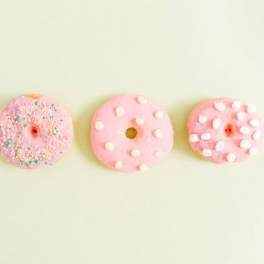 Beyaz arkaplanda çörekler