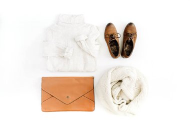 Kadınlar modern moda kıyafetler ve aksesuarlar