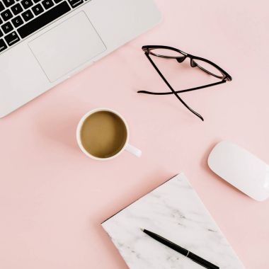 Dizüstü bilgisayar ile modern çalışma alanı