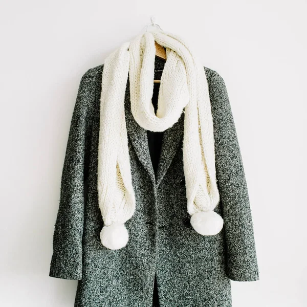 Kobiety ciepły płaszcz, szalik na wieszak — Zdjęcie stockowe