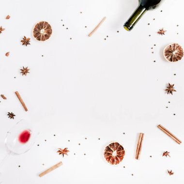 Beyaz arka plan üzerinde mulled şarap malzemeler