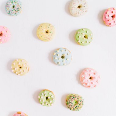 Beyaz arkaplanda çörekler