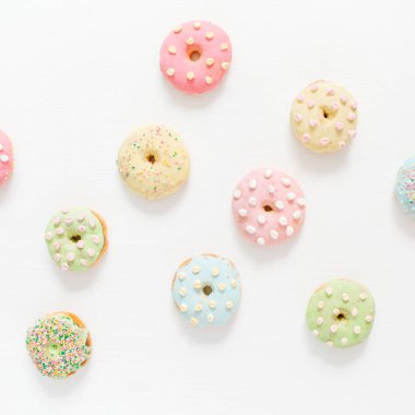 Beyaz arkaplanda çörekler