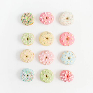 Beyaz arkaplanda çörekler