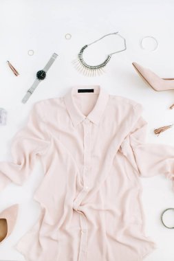 Kadınlar modern moda kıyafetler ve aksesuarlar