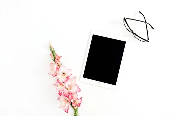 Tableta, flor de gladiolo y vasos — Foto de Stock