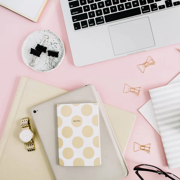 Dizüstü bilgisayar ile modern çalışma alanı