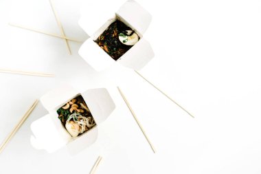 Erişte kutuları ve yemek çubukları