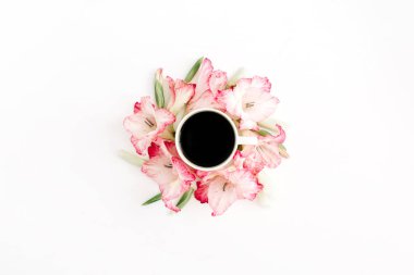 Güzel pembe Glayöl çiçek çerçeve ve kahve Kupası