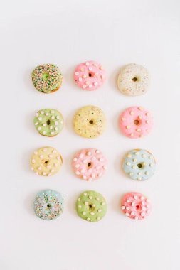 Beyaz arkaplanda çörekler