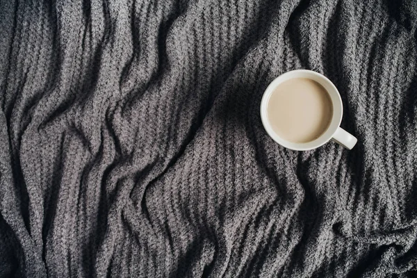 Sıcak terry ekose üzerinde sütlü kahve