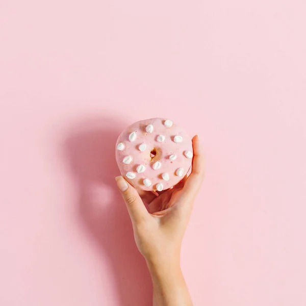 Donut de mano femenina — Foto de Stock