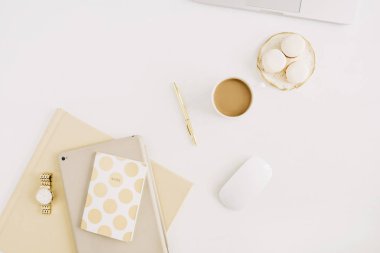 Dizüstü bilgisayar ile modern çalışma alanı