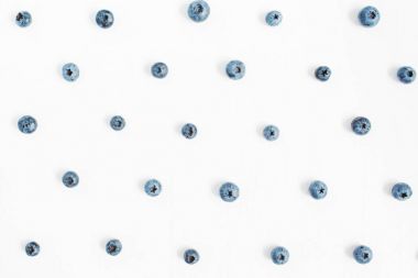 beyaz arkaplanda yabanmersini