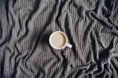 Sıcak terry ekose üzerinde sütlü kahve