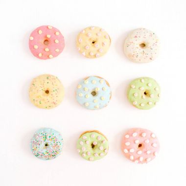 Beyaz arkaplanda çörekler