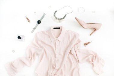 Kadınlar modern moda kıyafetler ve aksesuarlar