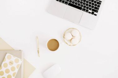 Dizüstü bilgisayar ile modern çalışma alanı