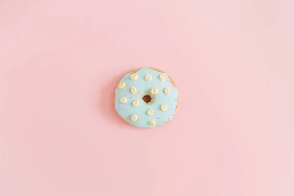 Donut azul sobre fondo rosa — Foto de Stock