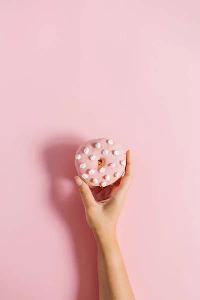 Donut de mano femenina — Foto de Stock