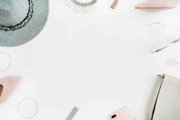 Mujer ropa de moda moderna y accesorios — Foto de Stock