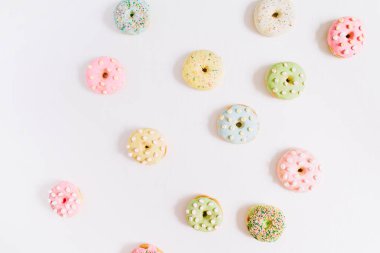 Beyaz arkaplanda çörekler