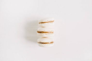 Beyaz üzerine üç pastel bej bademli kurabiye