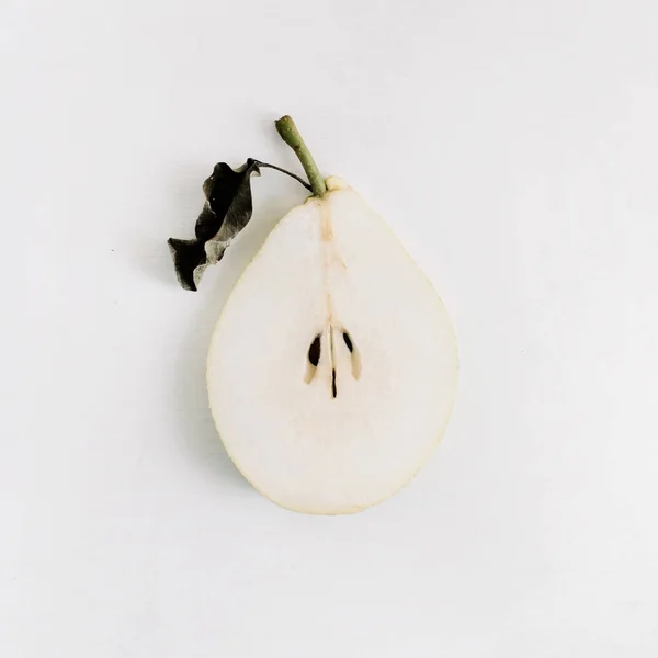 Tranche de poire sur blanc — Photo