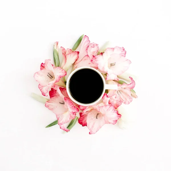 Bella cornice di fiori rosa gladiolo e tazza di caffè — Foto Stock