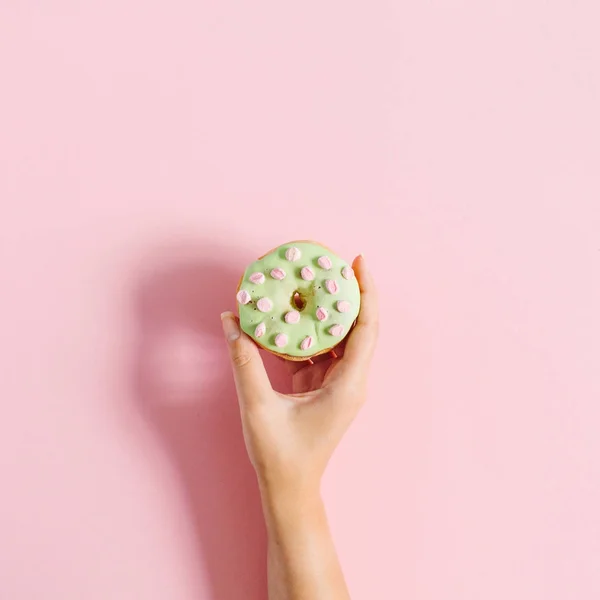 Donut de mano femenina — Foto de Stock
