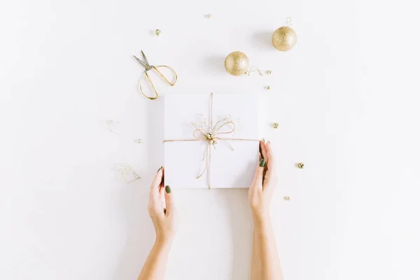 Vrouwelijke handen met witte geschenkdoos — Stockfoto