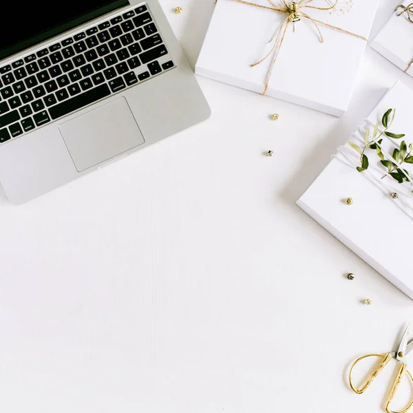 Laptop und handgemachte Weihnachtsgeschenkboxen — Stockfoto