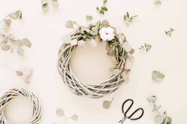 Çelenk çerçeve pamuk topları ve okaliptüs dalları ile