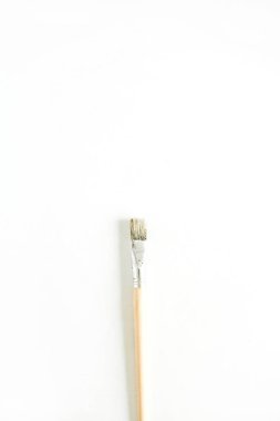 Beyaz arkaplanda boya fırçası