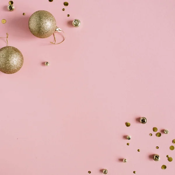 Goldenes Konfetti und weihnachtliche Spielzeugkugeln — Stockfoto