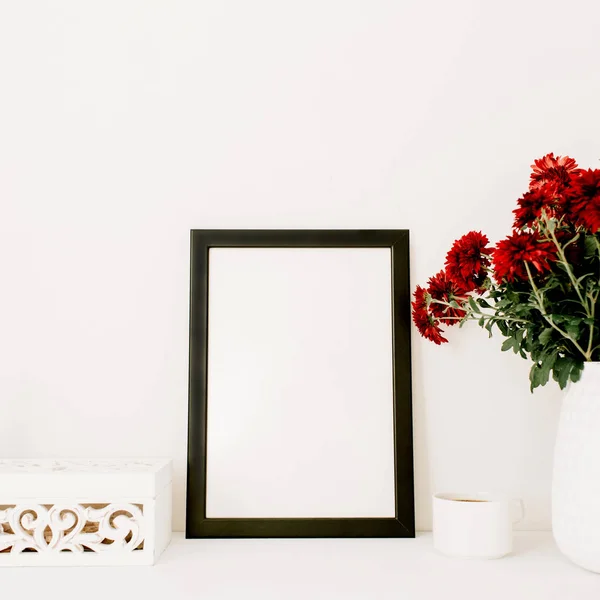 Cadre photo et beau bouquet de fleurs rouges — Photo